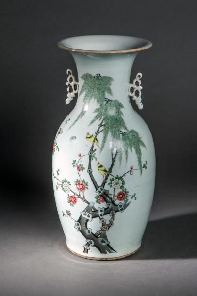 null Vase en porcelaine de la famille rose serti d'une paire d'anses au col décoré...