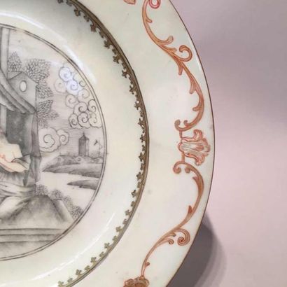 null Assiette de la Compagnie des Indes décorée d'une scène galante en grisaille...