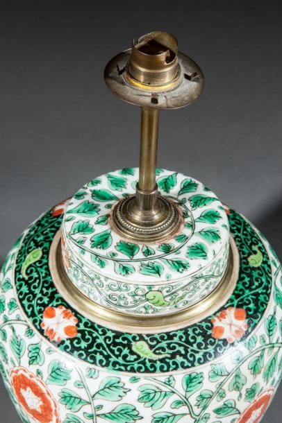 null Potiche en porcelaine wucaï à décor de motifs floraux vert et ocre rouge sur...