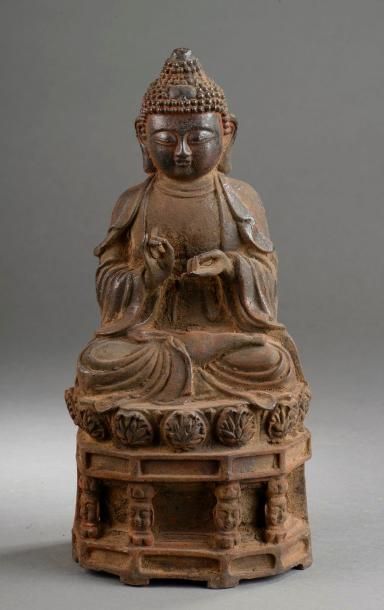 null Buddha assis sur un haut tertre les mains en dharmaçakra mudra prêchant la doctrine....