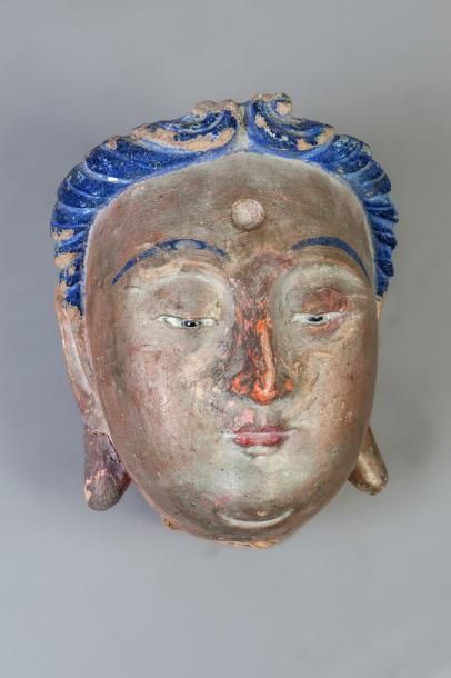 null Tête de Bodhisattva à l'expression sereine, marquée de l'urna au centre du front....
