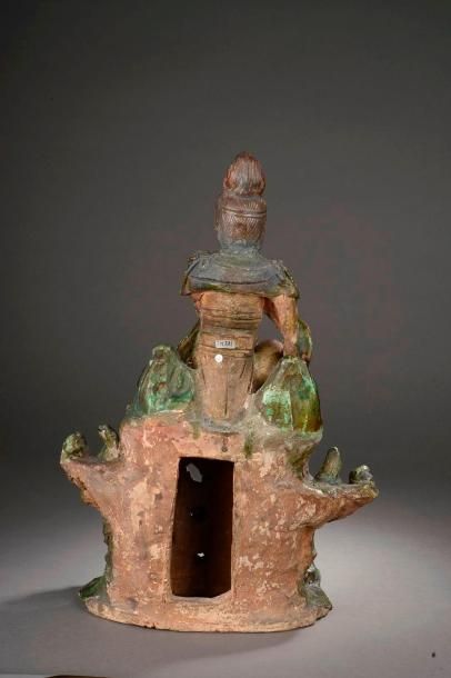 null Le Boddhisattva Kwan Yin assis en délassement sur un haut tertre moulé à la...