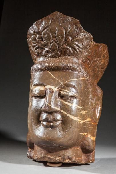 null Tête de Boddhisattva Kwan Yin coiffée d'un diadème ouvragé. Pierre brune marbrée....