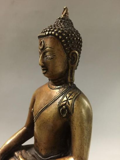 null Buddha Maravijaya assis sur un double socle lotiforme, un vajra posé à ses pieds...