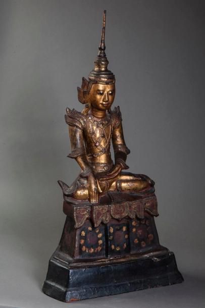 null Buddha Maravijaya assis sur un haut tertre couvert d'une bannière festonnée,...