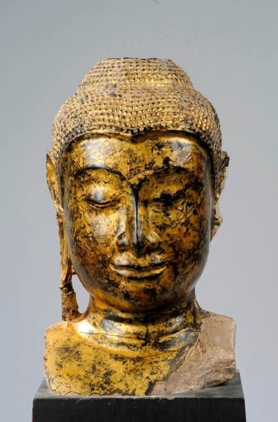 null Buste de Buddha à l'expression sereine, les yeux mi clos préconisant le regard...