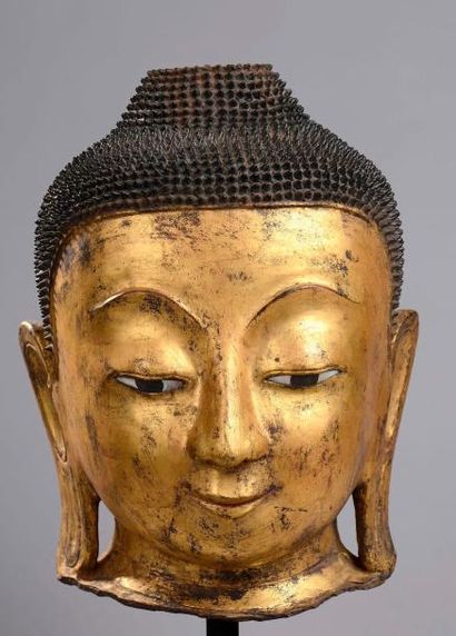 null Tête de Buddha à l'expression sereine, les yeux incrustés de nacre, la coiffure...