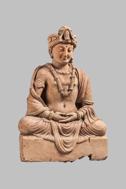 null Boddhisattva Maïtreya assis en méditation, paré d'un diadème et de joyaux vêtu...