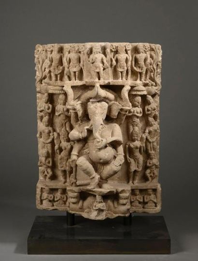 null Stèle illustrant Ganesh dansant entourée au registre supérieure de divinités...