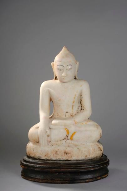 null Buddha Maravijaya assis en vajrasana et bumishaparsha mudra. Marbre blanc à...