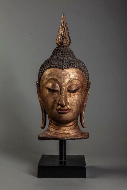 null Tête de Buddha coiffée de fines bouclettes surmontée d'un haut rasmi. Bois laqué...