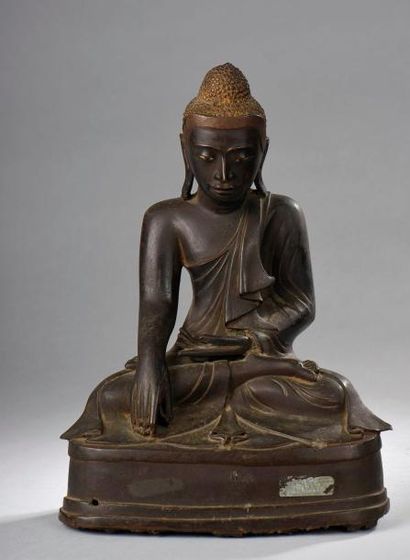null Buddha Maravijaya assis en dhyanasana la main droite dans la prise de la terre...