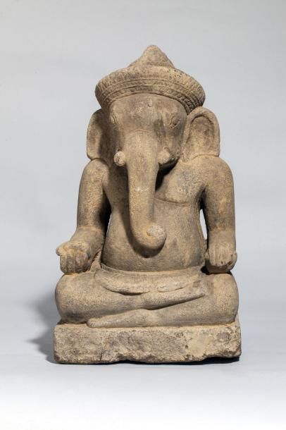 null Ganesh assis en virasana les deux mains tenant es offrandes vêtu d'un sampot...