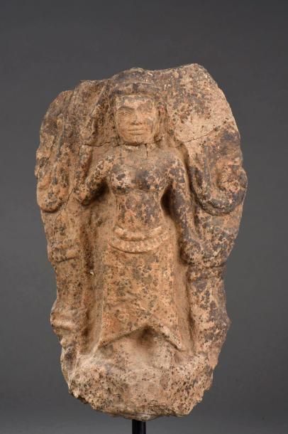 null Haut relief de sanctuaire illustré de la déesse Uma, vêtue d'un sampot long...