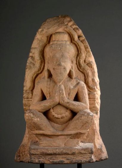 null Stèle sculptée d'une figuration de Shiva ascète assis auréolé d'une arcature...