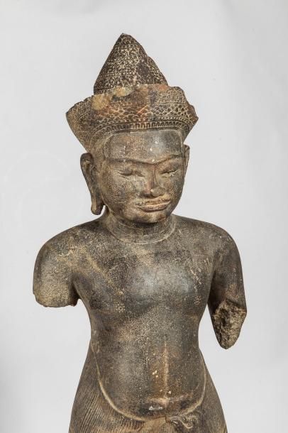null Vishnu figuré debout dans une posture hiératique, vêtu d'un sampot court plissé...