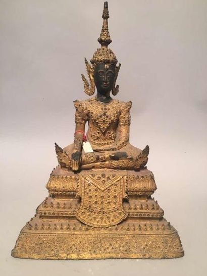 null Buddha Maravijaya assis sur un haut tertre pyramidale orné d'une bannière frontale....
