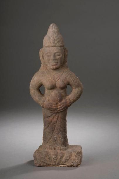 null Divinité féminine sans doute Lakshmi figurée debout dans une posture hiératique...