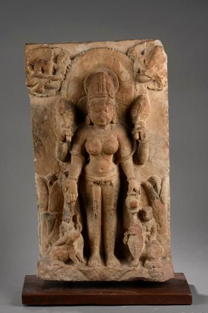 null Stèle Lakshmi figurée debout dans une posture hiératique tenant les attributs...