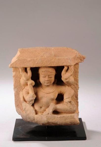 null Corbeau d'architecture, partie supérieure de pilastre illustrant Vishnu assis...