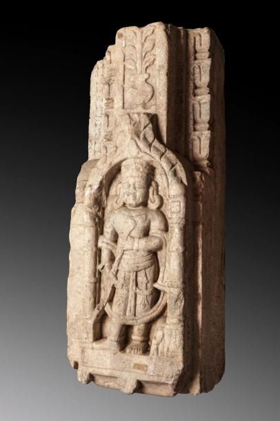 null Pilier de temple sculpté d'un gardien Chowkidar sous une arcature en mihrab...