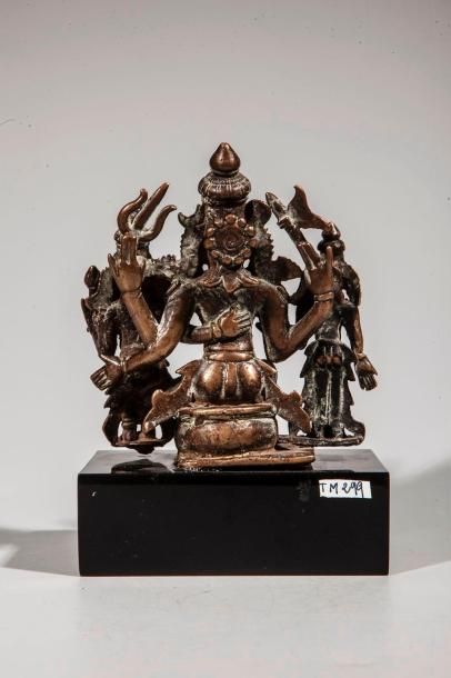 null Le couple divin Shiva et Parvati sous la forme Umamahesvara accompagné d'une...