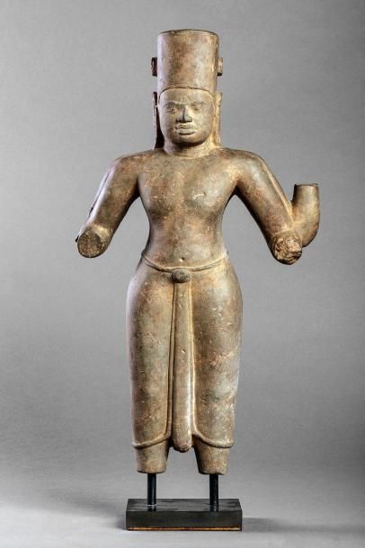 null Vishnu debout sous une forme à quatre bras vêtu d'un sampot long plaqué moulant...