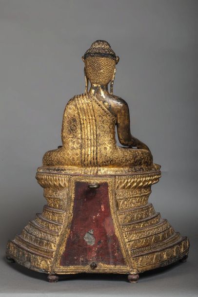 null Buddha Maravijaya assis sur une base lotiforme supporté par un haut socle pyramidale...