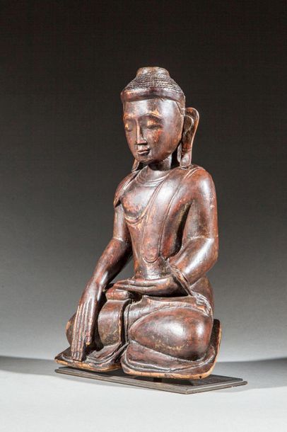 null Buddha Maravijaya assis en virasana vêtu de la robe monastique utarasanga, la...