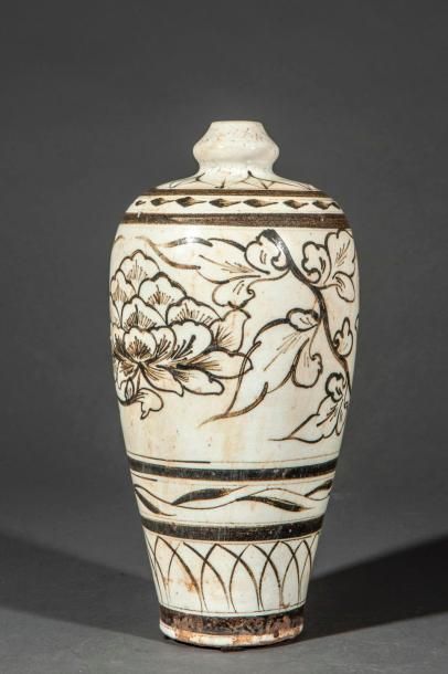 null Vase meiping à décor cizhu en grès porcelaineux décoré en ocre brun sur couverte...