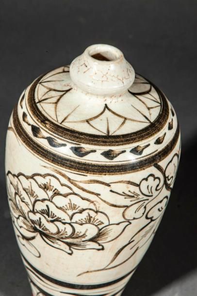 null Vase meiping à décor cizhu en grès porcelaineux décoré en ocre brun sur couverte...