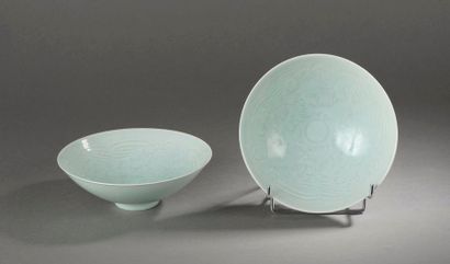 null Paire de coupelles en porcelaine Qin bai décorée en incision sous glaçure monochrome...