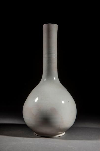null Vase flacon à panse globulaire et haut col cylindrique en porcelaine à fin décor...