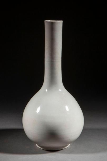 null Vase flacon à panse globulaire et haut col cylindrique en porcelaine à fin décor...