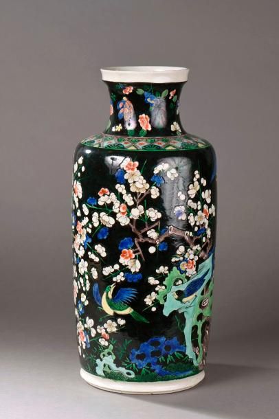 null Vase cylindrique en porcelaine famille noire décoré en émaux polychromes de...