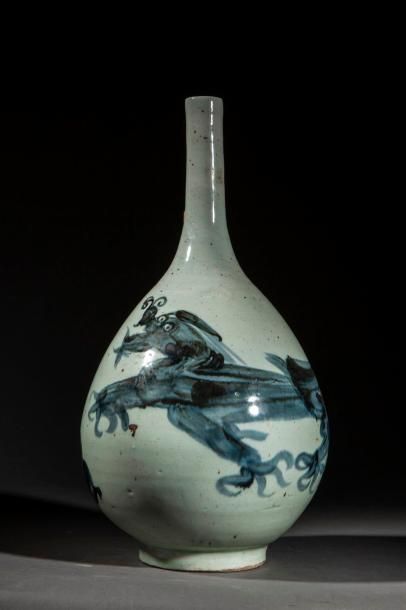 null Haut flacon en porcelaine à glaçure blanche décorée de dragons en bleu cobalt...