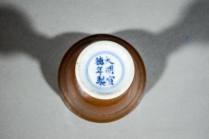 null Coupe en porcelaine «  café au lait » sur haut pied de forme bambou, laissant...