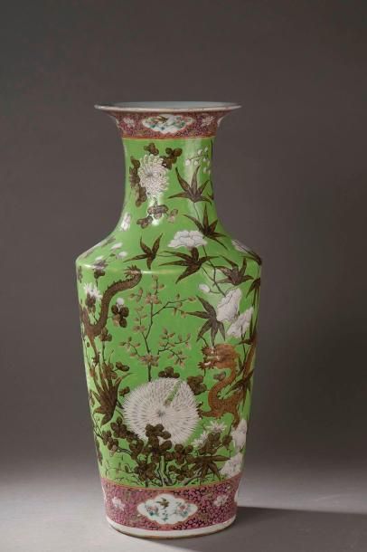 null Vase balustre à épaulement oblique et col évasé en porcelaine décoré en émaux...