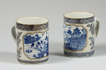 null Paire de chopes de la Compagnie des Indes en porcelaine décorée en bleu cobalt...