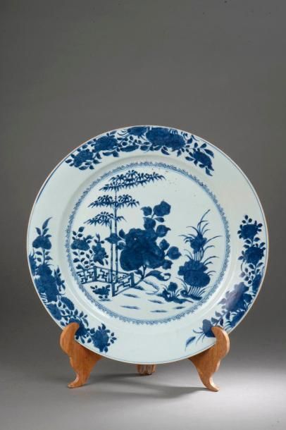 null Plat en porcelaine blanche décoré en bleu cobalt sous couverte d'un bosquet...