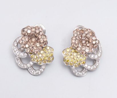 null ADLER , Boucles d'oreilles en or gris, 750 MM, figurant une fleur épanouie recouverte...