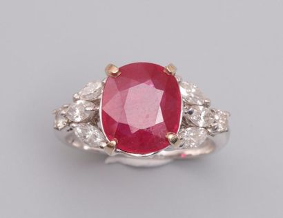 null Bague en or gris, 750 MM, ornée d'un rubis ovale pesant 3,91 carats épaulé de...