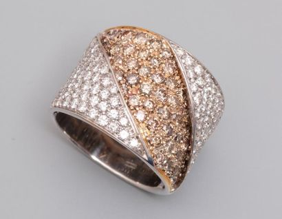 null Bague anneau en or gris, 750 MM, recouverte de diamants blancs de part et d'autre...