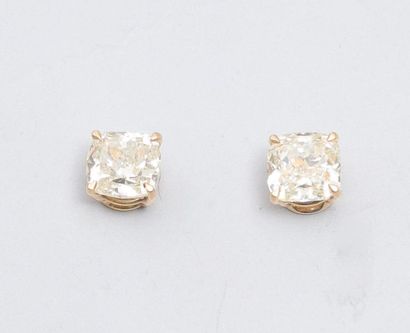 null Puces d'oreilles en or jaune, 750 MM, ornée chacune d'un diamant taille coussin...