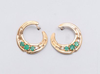 null Boucles d'oreilles en or jaune, 750 MM, ornée chacune de trois émeraudes et...