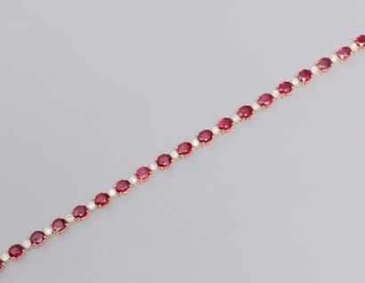 null Bracelet ligne en or gris , 750 MM, souligné de vingt trois rubis ovales, total...