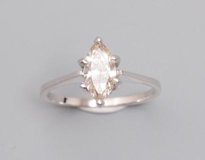 null Bague en or gris, 750 MM, ornée d'un diamant taille navette pesant 0,80 carat,...
