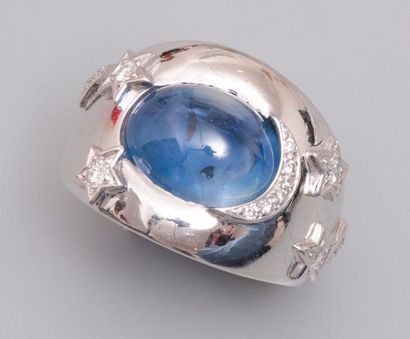 null Bague en or gris lissé, 750 MM, centrée d'un joli saphir cabochon encadré de...