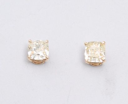 null Puces d'oreilles en or jaune, 750 MM, ornée chacune d'un diamant taille coussin,...