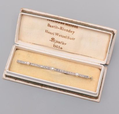  Broche barrette en or gris, 750 MM, ornée d'une ligne de diamants et trois perles...